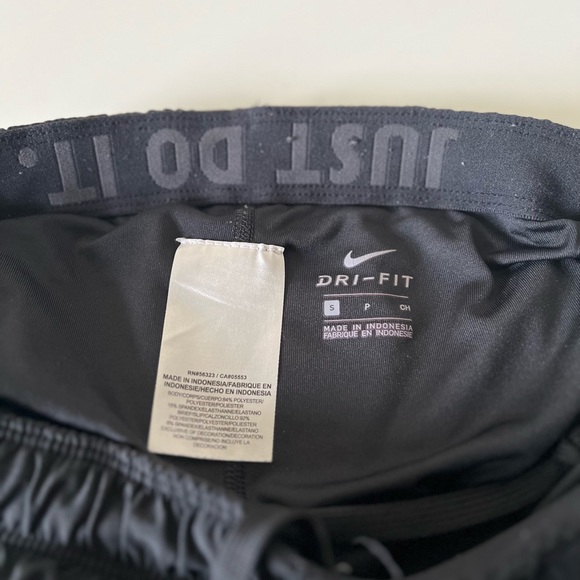 Nike womens DRI-FIT running shorts - Picture 4 of 5